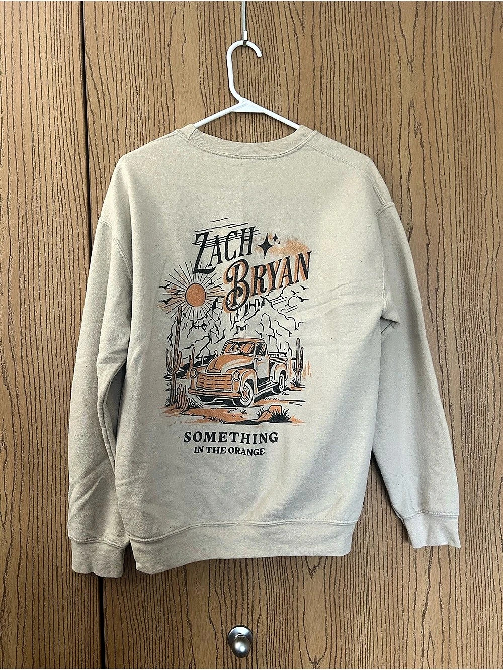Gildan Graphic Sweatshirt in Cream Size Medium Like New